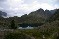 Le Lac domine par le Refuge de la Glere