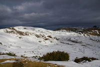 Les crtes de la Serre dans la lumire depuis le Turon d_Ompr