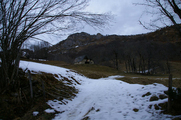 Jolie grange, au dessus, le Pic de Brebeillet