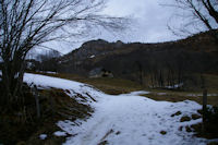 Jolie grange, au dessus, le Pic de Brebeillet