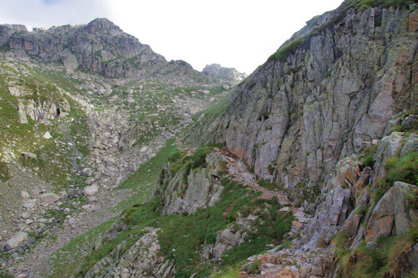 Le chemin en balcon au dessus du Lac Nre