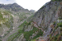 Le chemin en balcon au dessus du Lac Nre