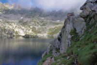 Le chemin en balcon au dessus du Lac du Pourtet