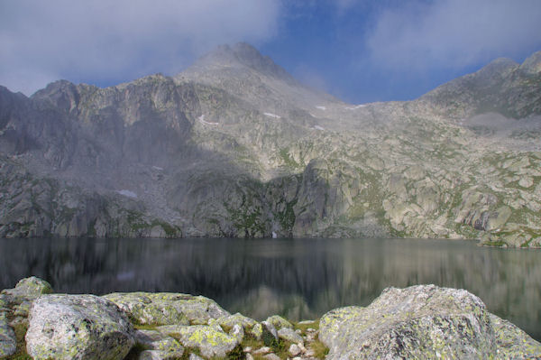 Le Lac du Pourtet surmont par le Soum de Bassia