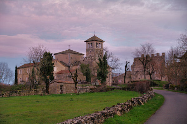 L_glise et l_ancienne abbaye d_Aujols