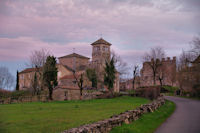 L'eglise et l'ancienne abbaye d'Aujols
