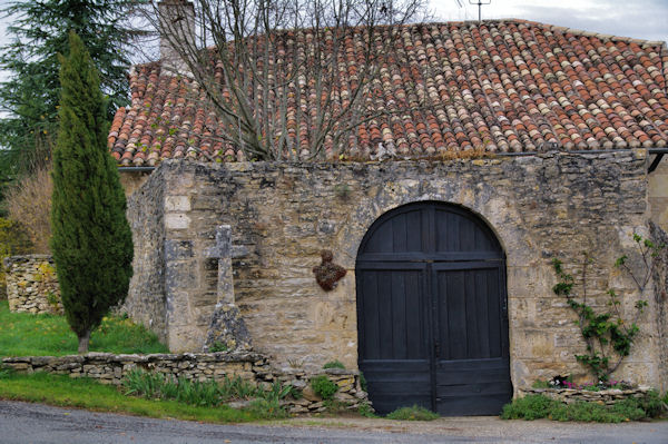 Vieille porte et vieille croix au Mas d_Abriol