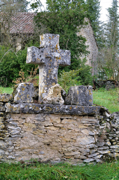 Vieille croix au Mas d_Abriol