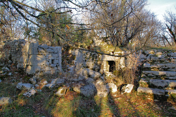 Maison ruine vers le Puit de Limogne