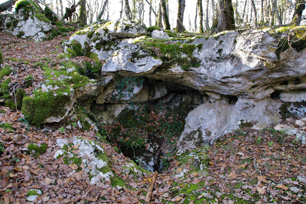 Une igue sur le chemin remontant vers le Roc Traucat