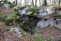 Une igue sur le chemin remontant vers le Roc Traucat