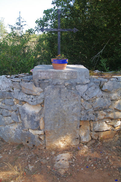 Un menhir bien encadr. Sur la pierre est not : Menhir de la mission des P  1868