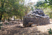 Une cazelle servant d'abri pour les moutons vers St Chels