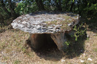 Un dolmen en arrivant sur la D17