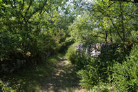 Le sentier menant au Mas de Cornio