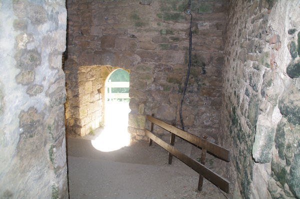 Une petite porte dans les remparts menant au Cl  Marcilhac sur Cl