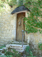 En montant  la fontaine de Bertiol