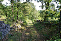 Le chemin le long de La Place Longue