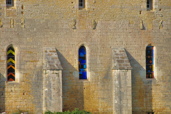 Les beaux vitraux du Prieur Notre Dame de Laramire