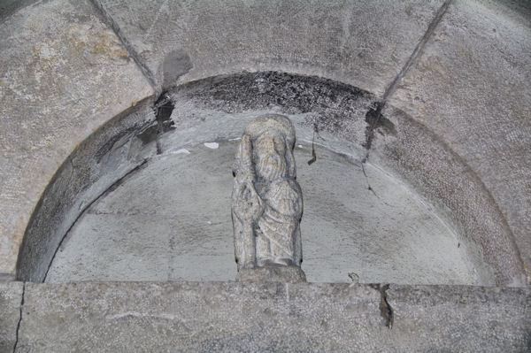 Un compostelou sous le porche de l_glise de Limogne en Quercy