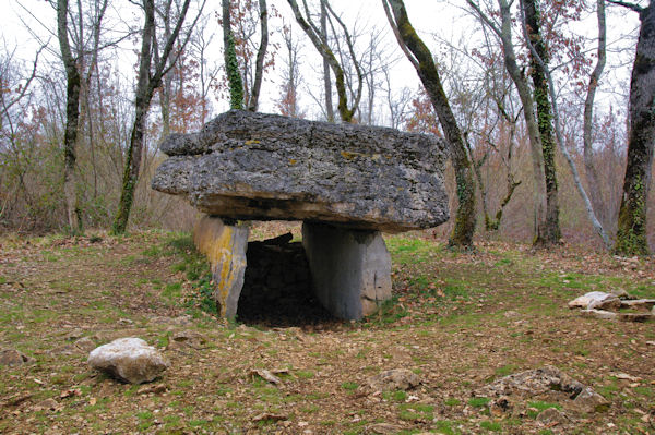 Le dolmen du Lac d_Auri