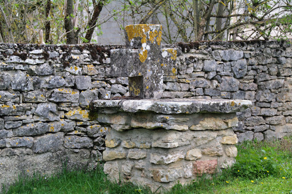 Vieille croix  Mas de Favet