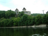 Un chteau  Le Bastit sur les bords de la Dordogne