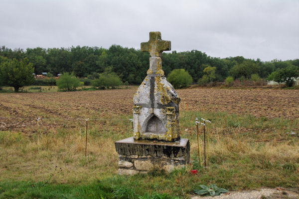 Jolie croix  St Hilaire