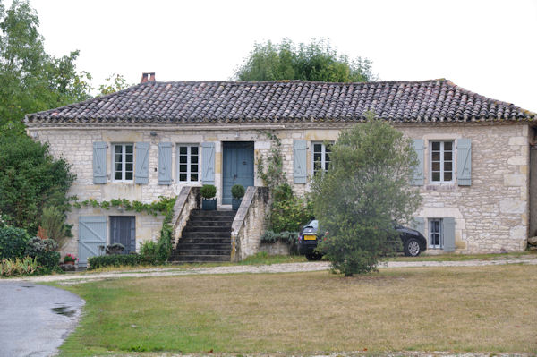 Une maison  cot de l_glise de Paillas