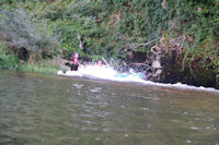 Julie et Camille dans la descente du barrage de Marcilhac sur Cl