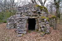 Gariottes et dolmens autour de Varaire