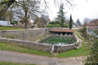 Le trs beau lavoir de Varaire