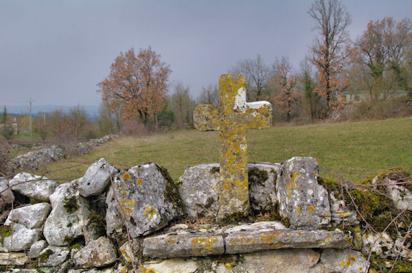 Vieille croix au Pech du Lac