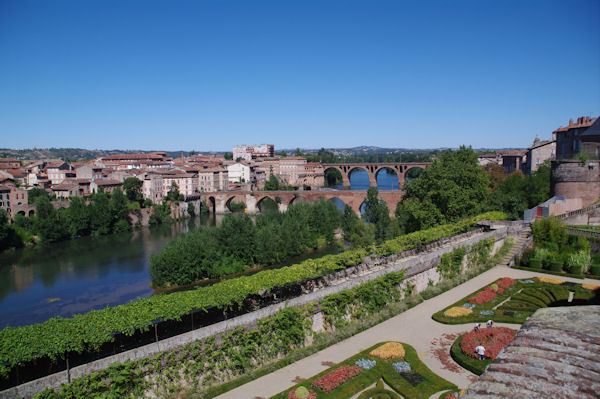 Les jardins du Palais de la Berbie et les vieux ponts sur le Tarn