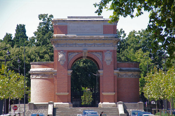 Le Monument aux Morts d_Albi