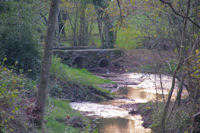 Vieux pont sur le ruisseau d_Aygue Belle