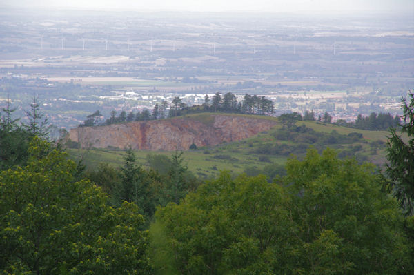 Le haut de la carrire de Fendeille sur fond de valle du Sor