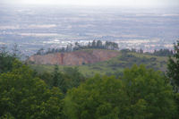 Le haut de la carriere de Fendeille sur fond de vallee du Sor