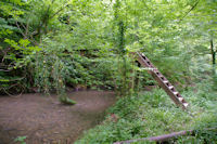 Une passerelle sur la Durencuse sous Briane