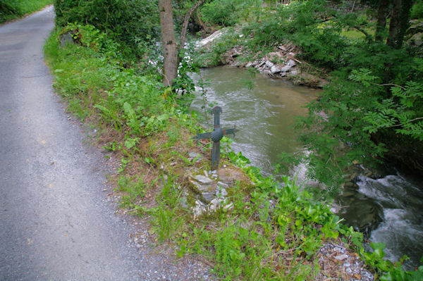 Une croix  la coquille St Jacques vers Boissezon