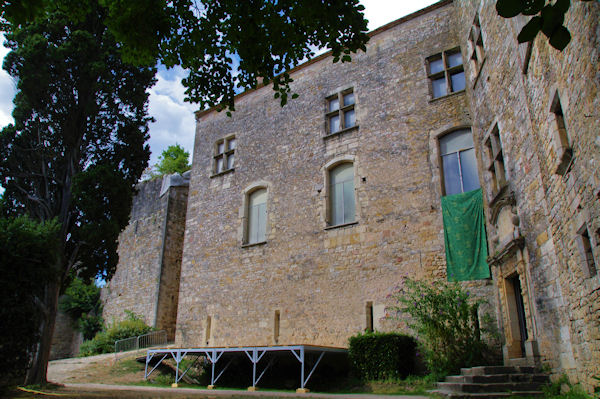 La cour du chateau de Bruniquel