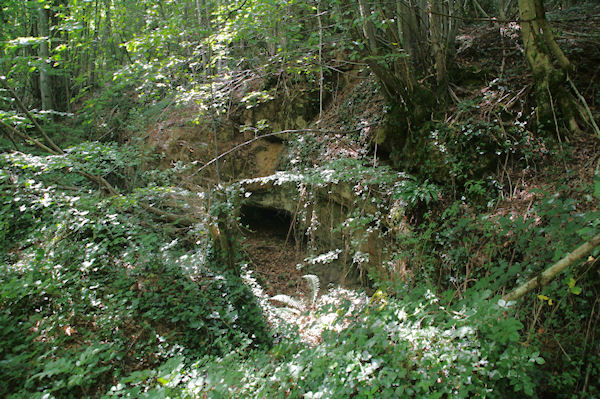 Une petite grotte au bord du chemin  la Combe d_Arnaud