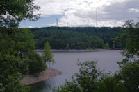 Le Lac des Cammazes surmont par la Station Radio de la Rgine