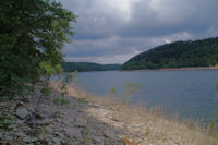 Au bord du Lac des Cammazes  la Combe d_Arnaud