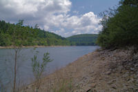 Au bord du Lac des Cammazes  la Combe d_Arnaud