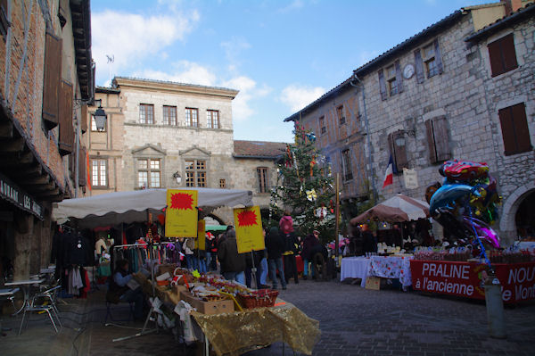 La place anime de Castelnau de Montmirail