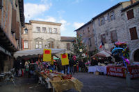 La place anime de Castelnau de Montmirail