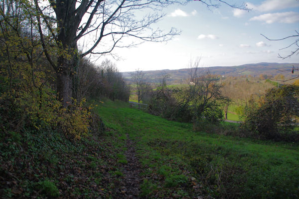 Le chemin permettant de rejoindre la D964