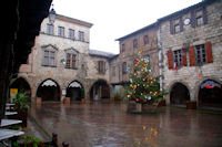 La place des Arcades  Castelnau de Montmiral