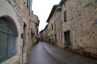 Une ruelle  Castelnau de Montmiral